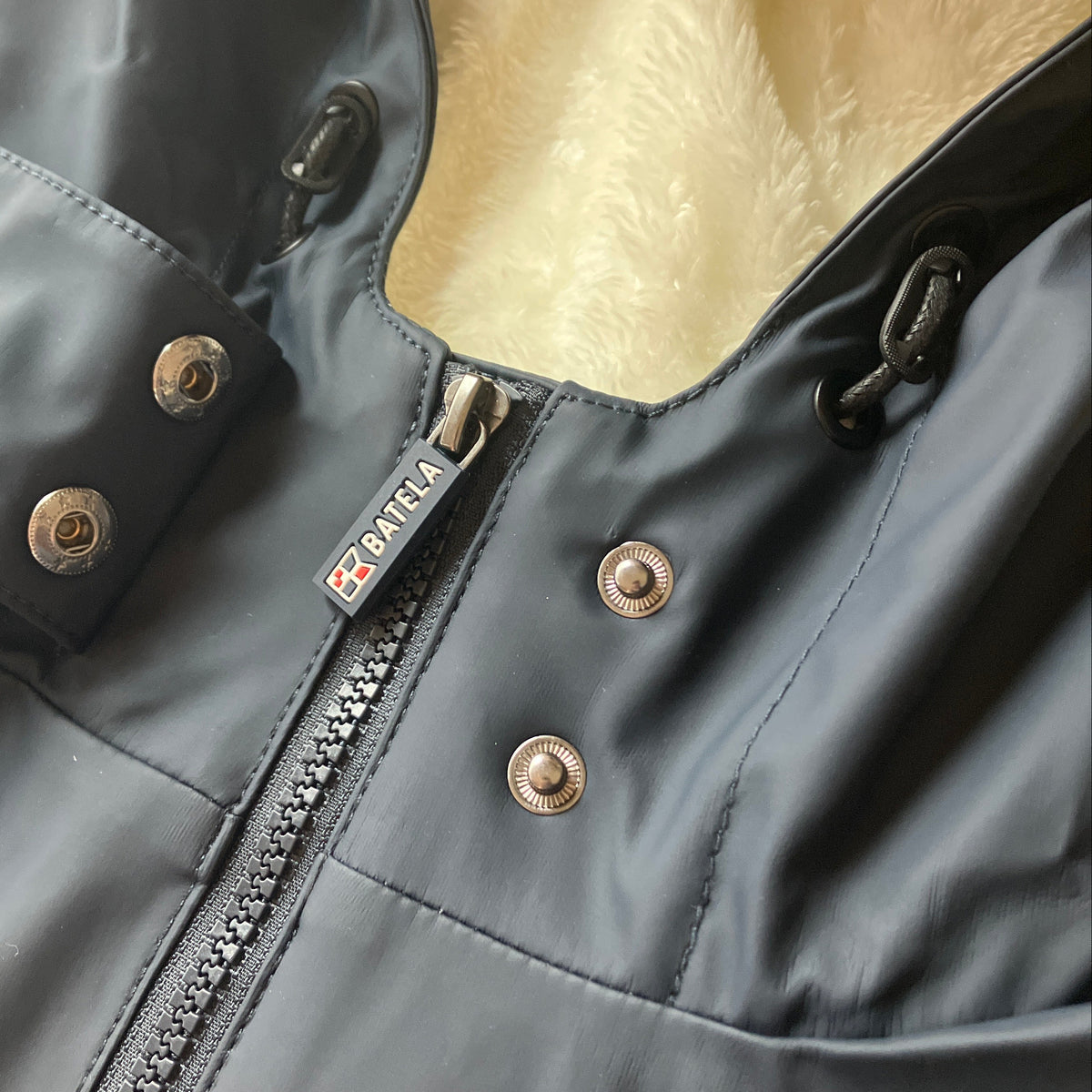 raincoat zipper pull and hood tensioners on fleece lined waterproof harborside raincoat at Sea Bags